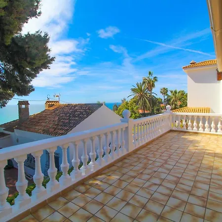 Beachside Villa: Mediterranean Retreat Near *