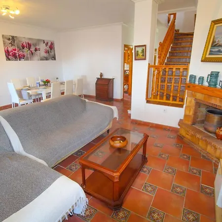 Great Villa, Sea Views, 20 Secs Walk To The Beach, Bbq, 9 People, 5 Mins Car From Center, Sailing Club 3 Mins Walk Villa
