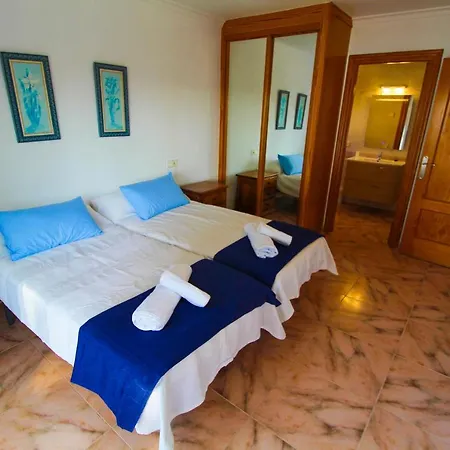 Great Villa, Sea Views, 20 Secs Walk To The Beach, Bbq, 9 People, 5 Mins Car From Center, Sailing Club 3 Mins Walk *