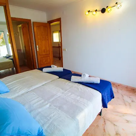 Villa Great Villa, Sea Views, 20 Secs Walk To The Beach, Bbq, 9 People, 5 Mins Car From Center, Sailing Club 3 Mins Walk