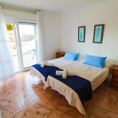 Villa Great Villa, Sea Views, 20 Secs Walk To The Beach, Bbq, 9 People, 5 Mins Car From Center, Sailing Club 3 Mins Walk