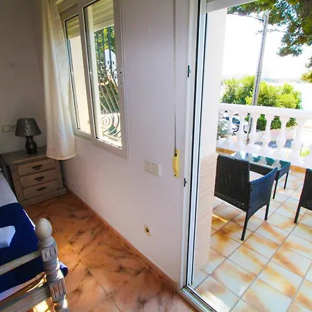 Great Villa, Sea Views, 20 Secs Walk To The Beach, Bbq, 9 People, 5 Mins Car From Center, Sailing Club 3 Mins Walk