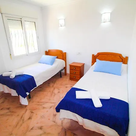 Great Villa, Sea Views, 20 Secs Walk To The Beach, Bbq, 9 People, 5 Mins Car From Center, Sailing Club 3 Mins Walk Villa
