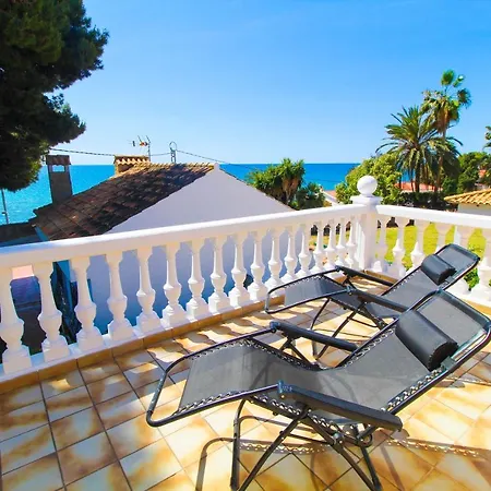 Beachside Villa: Mediterranean Retreat Near *