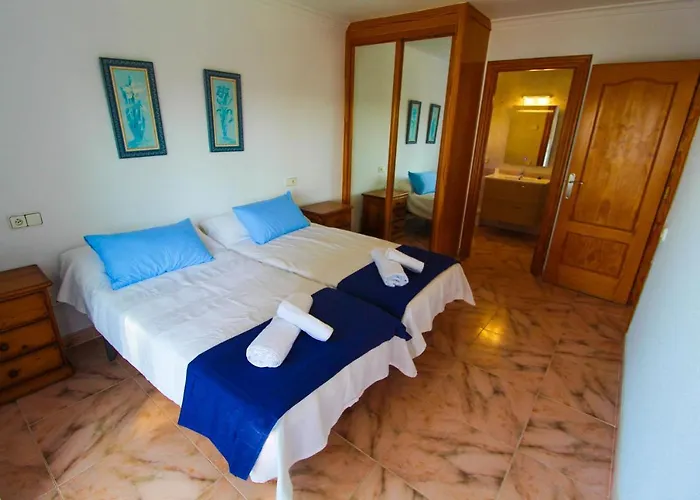Great Villa, Sea Views, 20 Secs Walk To The Beach, Bbq, 9 People, 5 Mins Car From Center, Sailing Club 3 Mins Walk *
