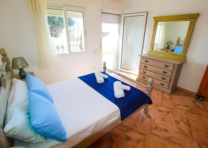 Great Villa, Sea Views, 20 Secs Walk To The Beach, Bbq, 9 People, 5 Mins Car From Center, Sailing Club 3 Mins Walk Villa