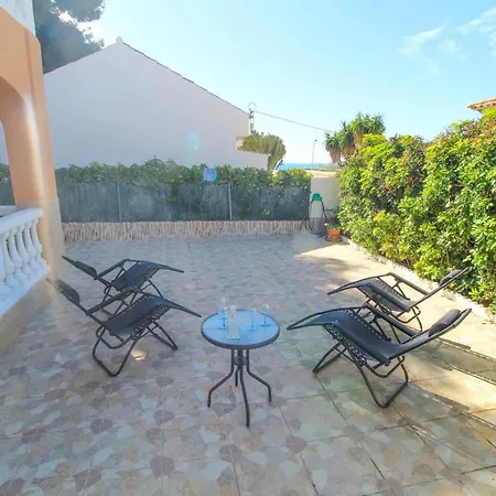 Great Villa, Sea Views, 20 Secs Walk To The Beach, Bbq, 9 People, 5 Mins Car From Center, Sailing Club 3 Mins Walk *