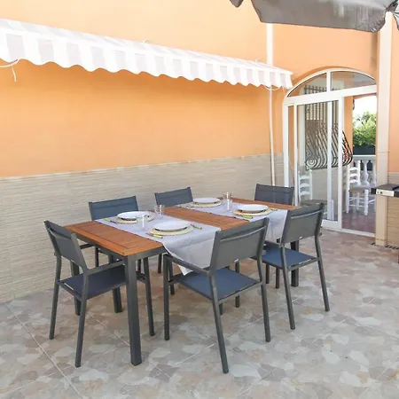 Great Villa, Sea Views, 20 Secs Walk To The Beach, Bbq, 9 People, 5 Mins Car From Center, Sailing Club 3 Mins Walk * 阿利坎特