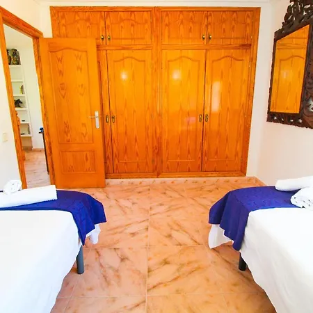 Great Villa, Sea Views, 20 Secs Walk To The Beach, Bbq, 9 People, 5 Mins Car From Center, Sailing Club 3 Mins Walk 阿利坎特