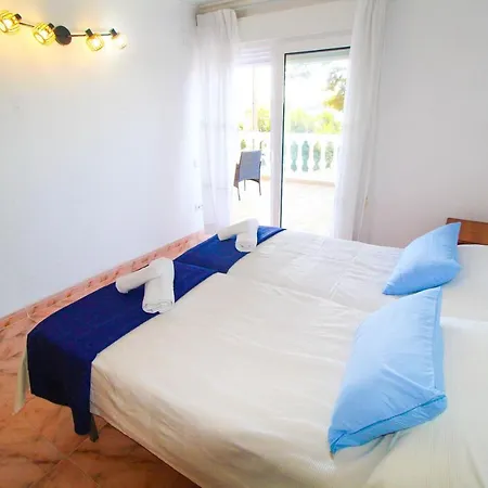 Great Villa, Sea Views, 20 Secs Walk To The Beach, Bbq, 9 People, 5 Mins Car From Center, Sailing Club 3 Mins Walk